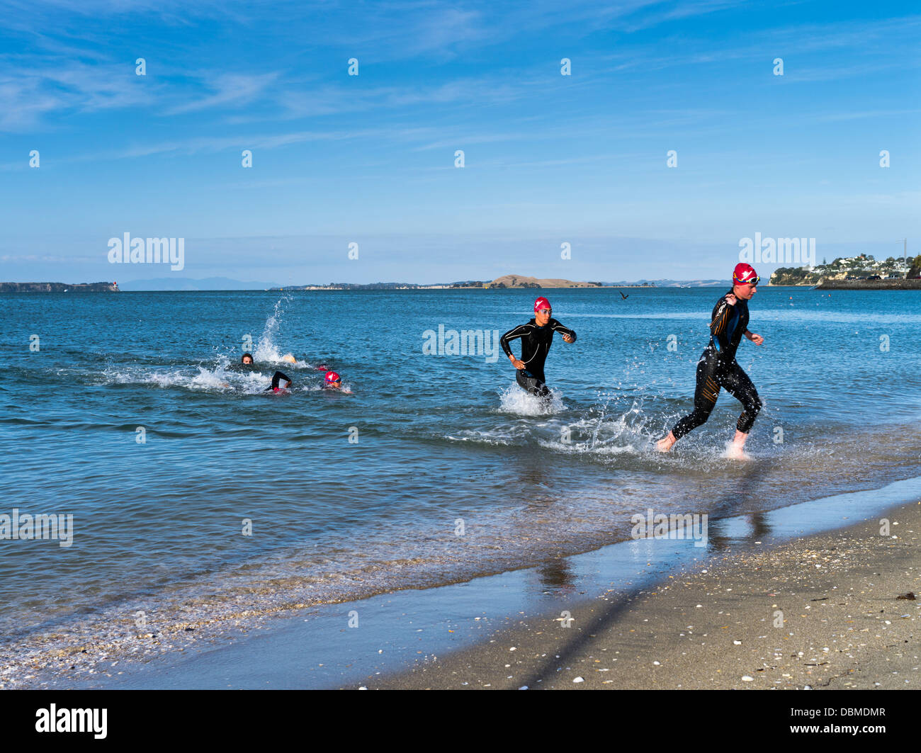 dh Mission Bay AUCKLAND NOUVELLE-ZÉLANDE Womens nageurs AVC et Stride course Waitemata Harbour natation personnes courir triathlon zealander femmes Banque D'Images