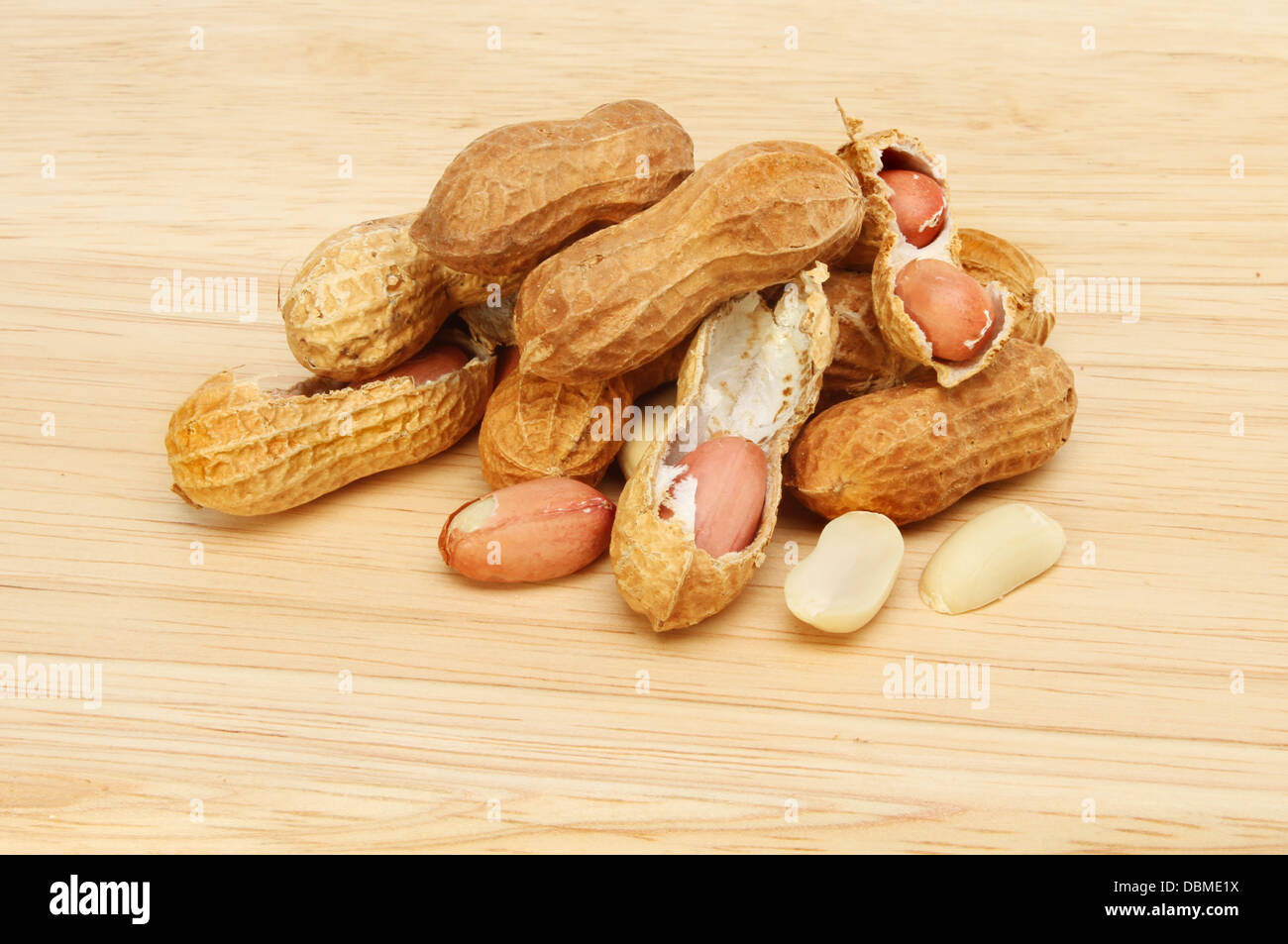 Et décortiquées arachides entières sur une planche en bois Banque D'Images
