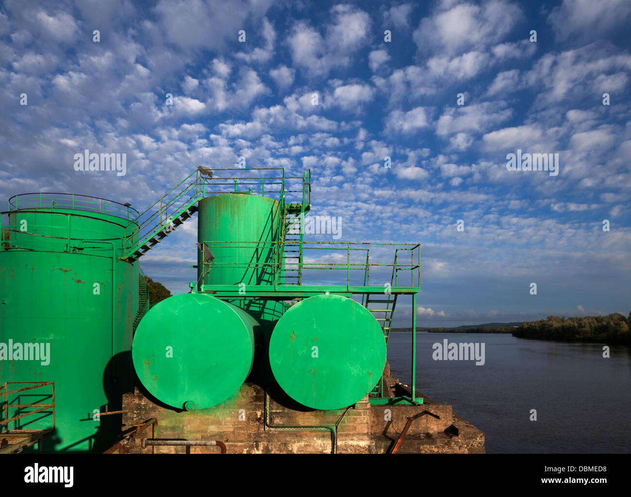 Morris Dépôt pétrolier sur la rivière Suir, Fiddown, County Kilkenny, Ireland Banque D'Images