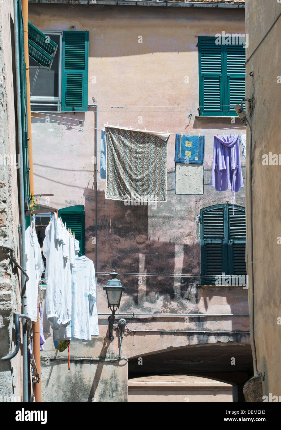 Lignes de lavage à l'intérieur de la ville historique d'Albenga, Italie du nord Banque D'Images