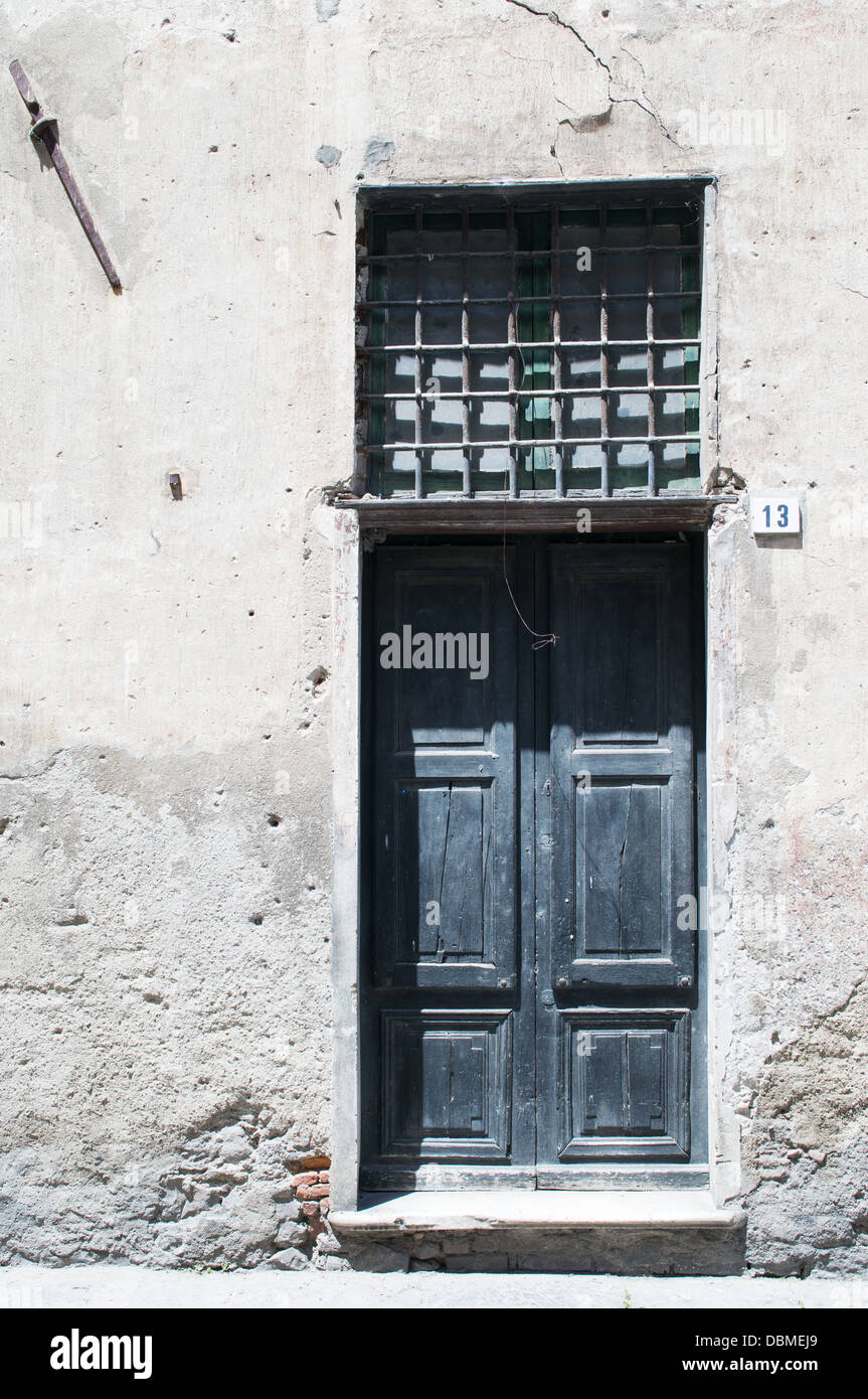 Vieille porte en bois à l'intérieur de l'historique ville d'Albenga Italie du nord Banque D'Images