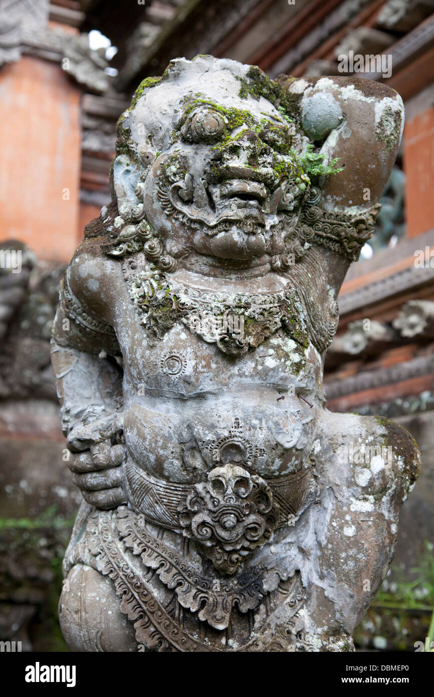 Sculpture balinaise, Temple Pura Saraswati, Le Lotus Garden, Ubud, Bali, Indonésie Banque D'Images