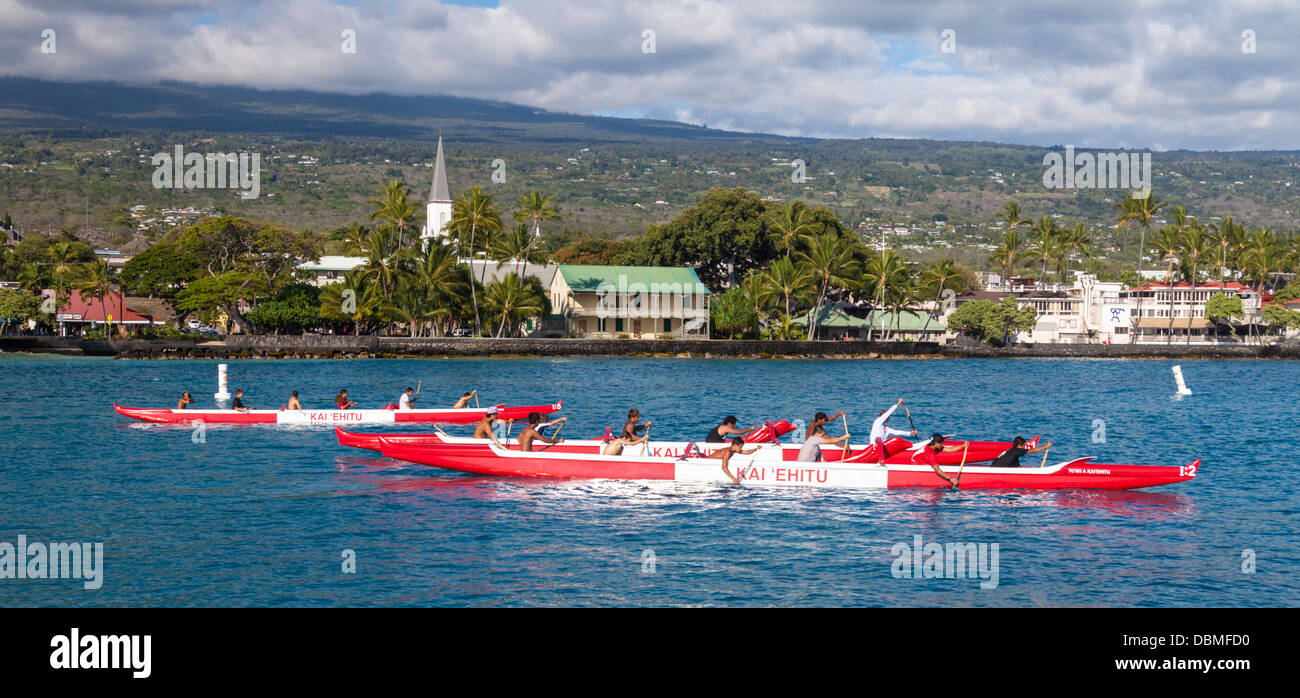 Outrigger Canoe Club pratiques dans Kailua Bay sur l'île principale d'Hawaii Banque D'Images