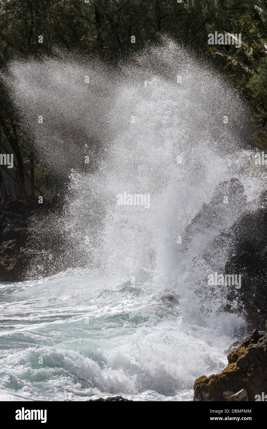 Le fracas des vagues sur les roches de lave sur une plage à Keanae Peninsula, sur l'île de Maui à Hawaii. Banque D'Images