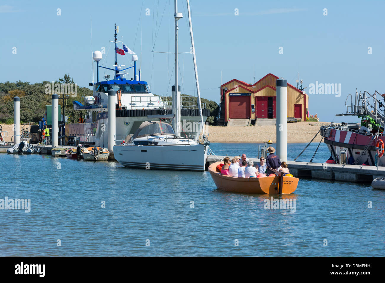 Avis de puits port intérieur, montrant les touristes sur un bateau qui visite du port. Banque D'Images
