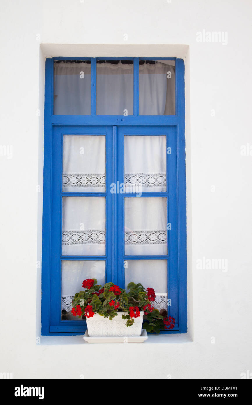 Une jolie fenêtre encadrée bleu à Mandraki, Nisyros, Grèce Banque D'Images