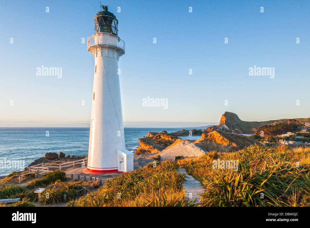Delémont phare, Wairarapa, Nouvelle-Zélande, au lever du soleil. Banque D'Images