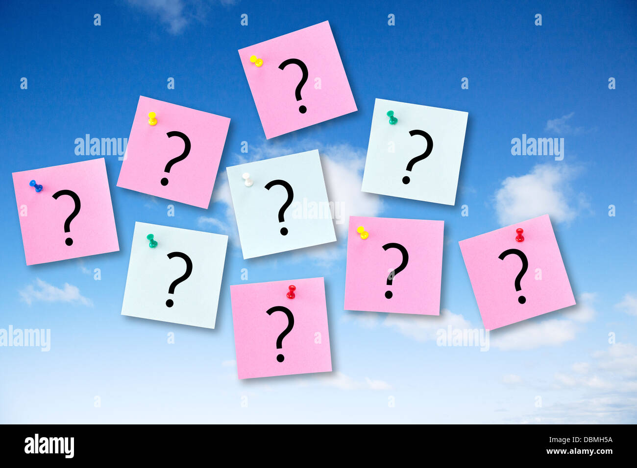 Question - Concept Note épinglée sur un ciel bleu avec des points d'interrogation. Banque D'Images