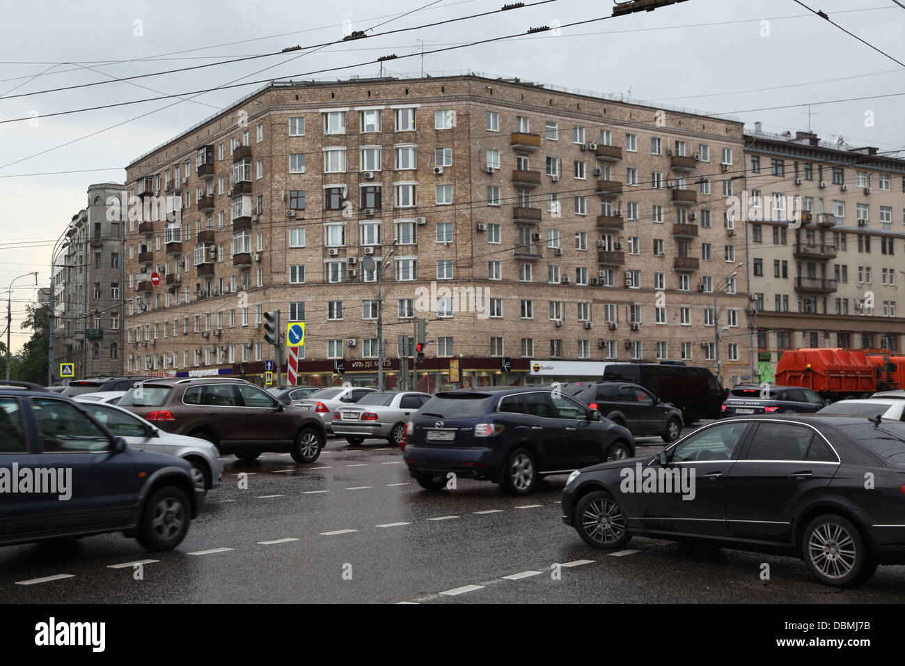 Voitures pendant les heures de pointe sur le Garden Ring dans le centre de Moscou Banque D'Images