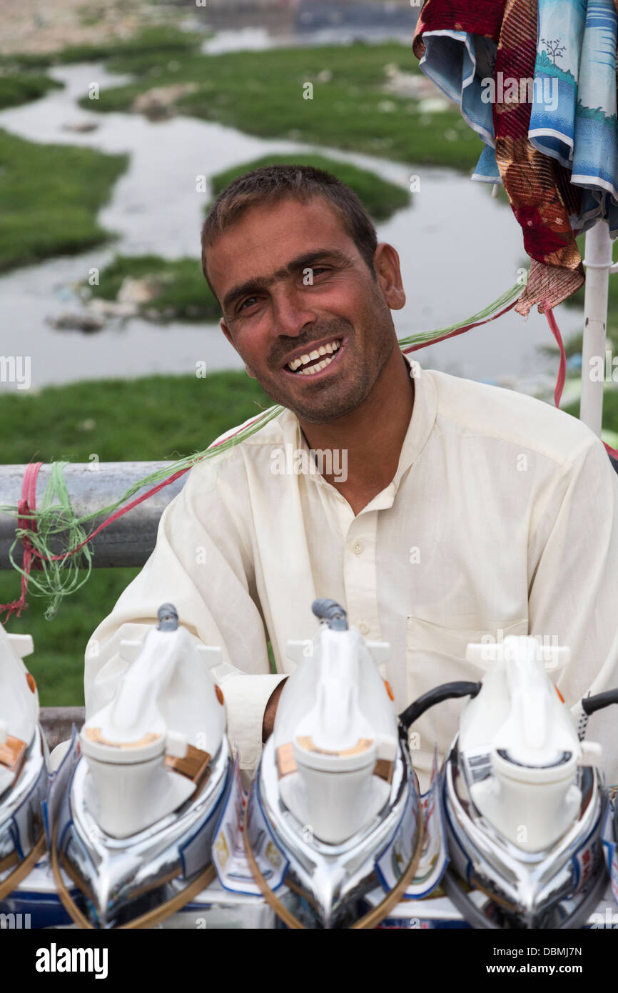 Fer à repasser vendeur, bazar, Pul-e-Paisagi Yak, Kaboul, Afghanistan Banque D'Images