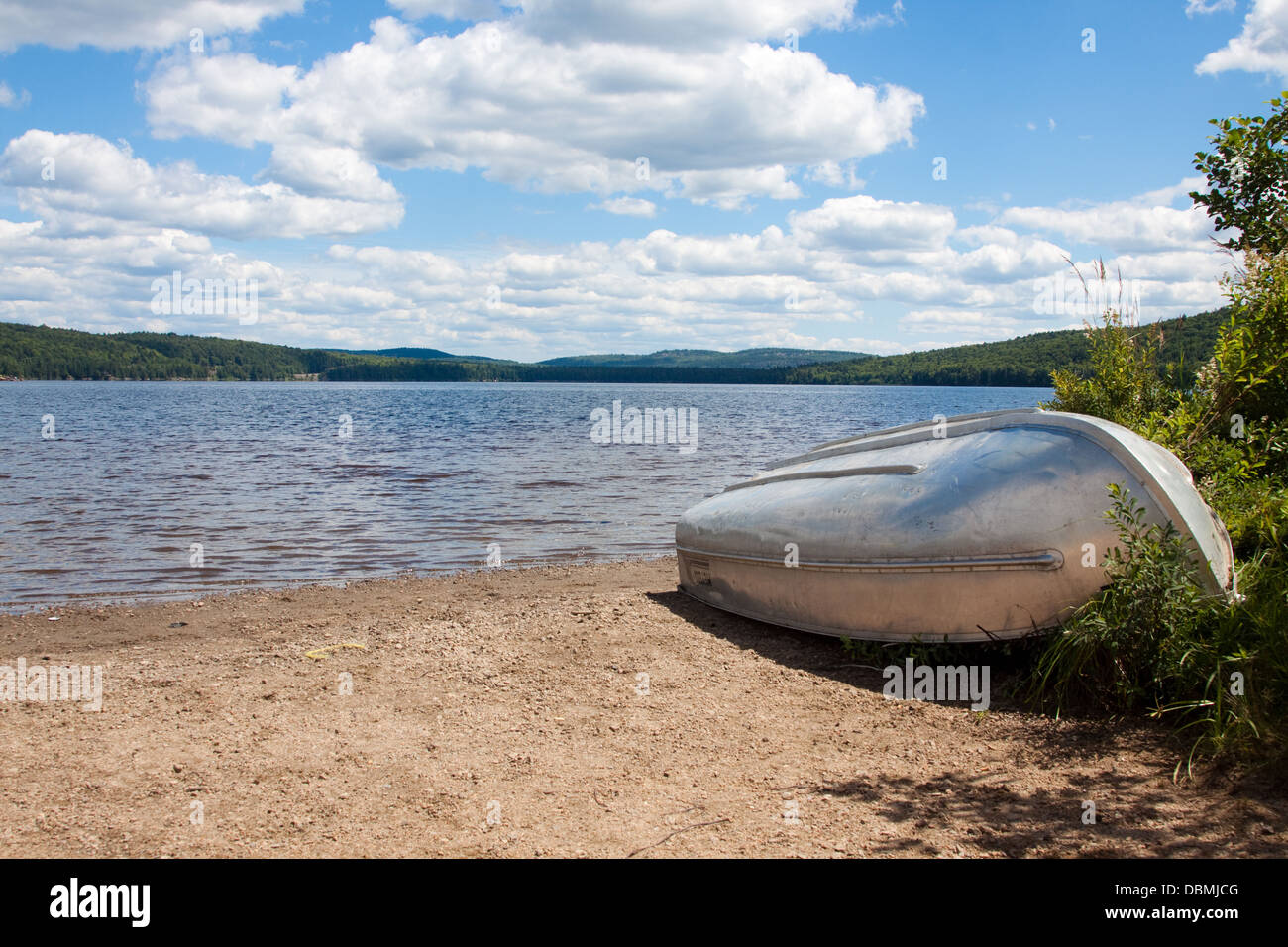 Image d'un lac sur une journée calme sur fond d'une forêt, à proximité du parc Algonquin, Ontario, Canada Banque D'Images