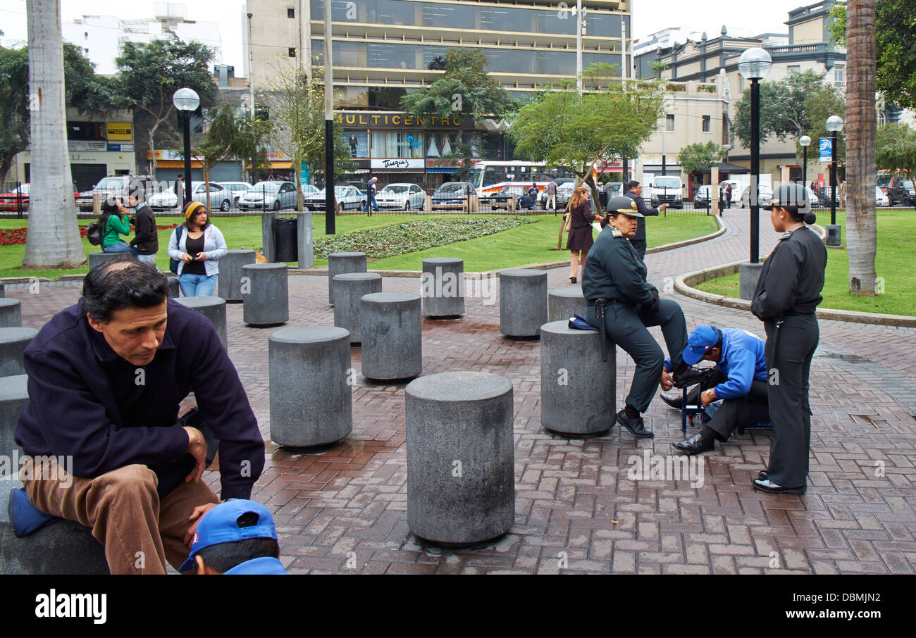 Service de nettoyage à l'un des parcs de Miraflores à Lima, Pérou. Banque D'Images