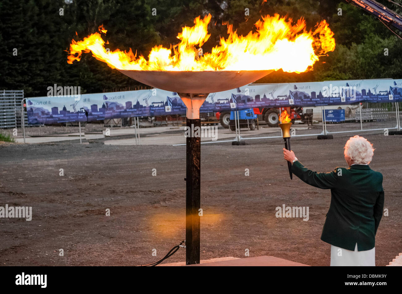 Belfast, Irlande du Nord. 1er août 2013 - Dame Mary Peters s'allume la vasque sur le monde des jeux de police et d'incendie (WPFG) Cérémonie d'ouverture Crédit : Stephen Barnes/Alamy Live News Banque D'Images