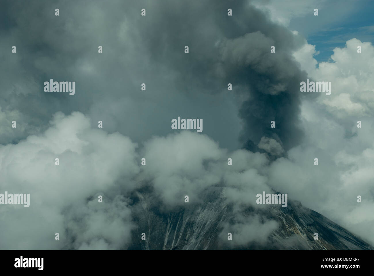 Éruption du volcan Oldoinyo Lengai en mars 2008, la Tanzanie (vue aérienne) Banque D'Images