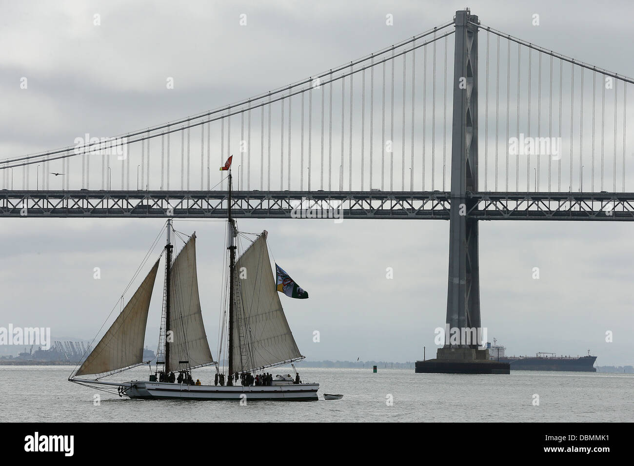 La goélette 1891 Alma navigue sur la baie de San Francisco au cours de l'America's cup race Banque D'Images