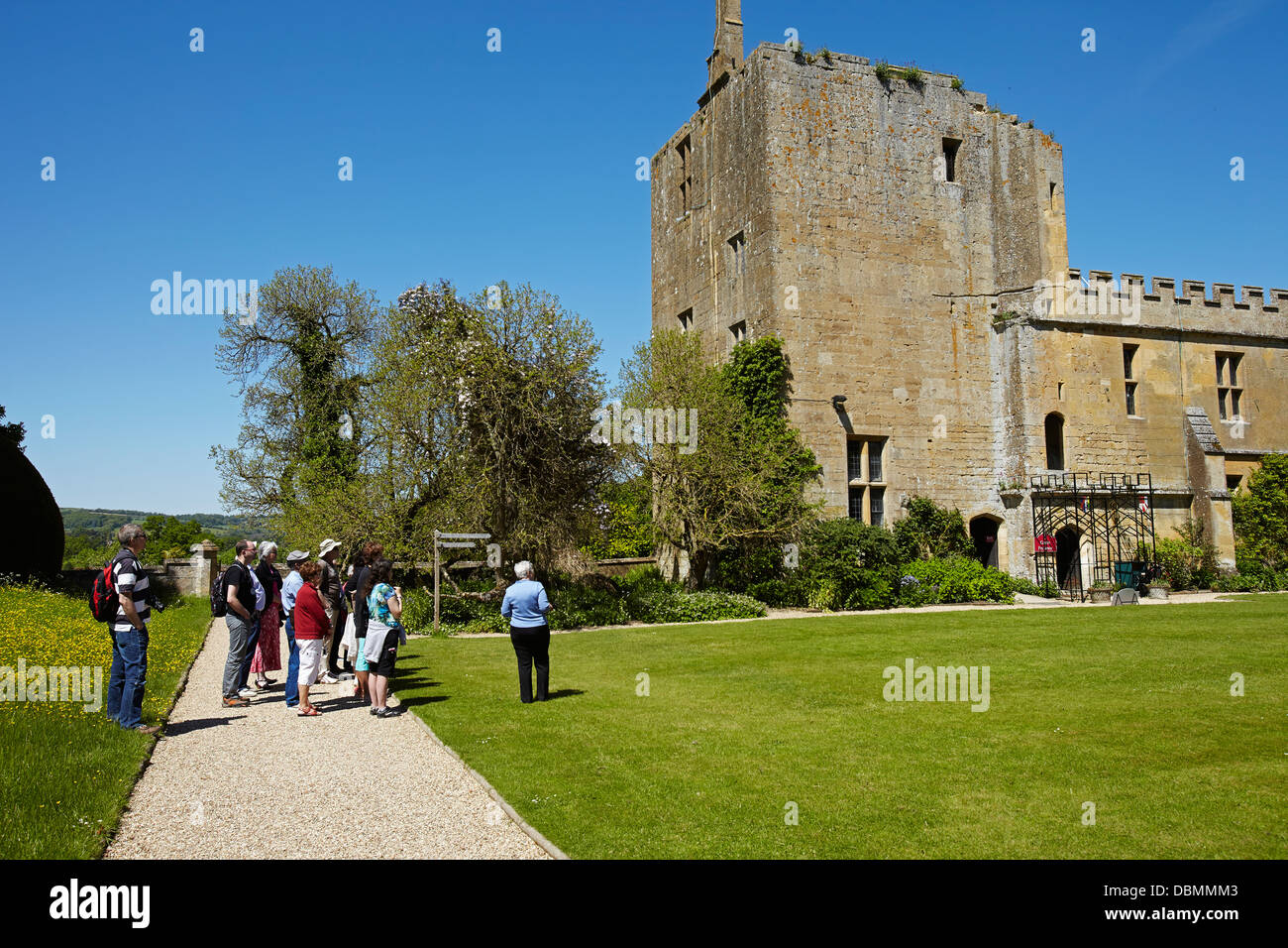 Quelques touristes autour de Château de Sudeley près de Winchcombe, Gloucestershire, England, UK Banque D'Images