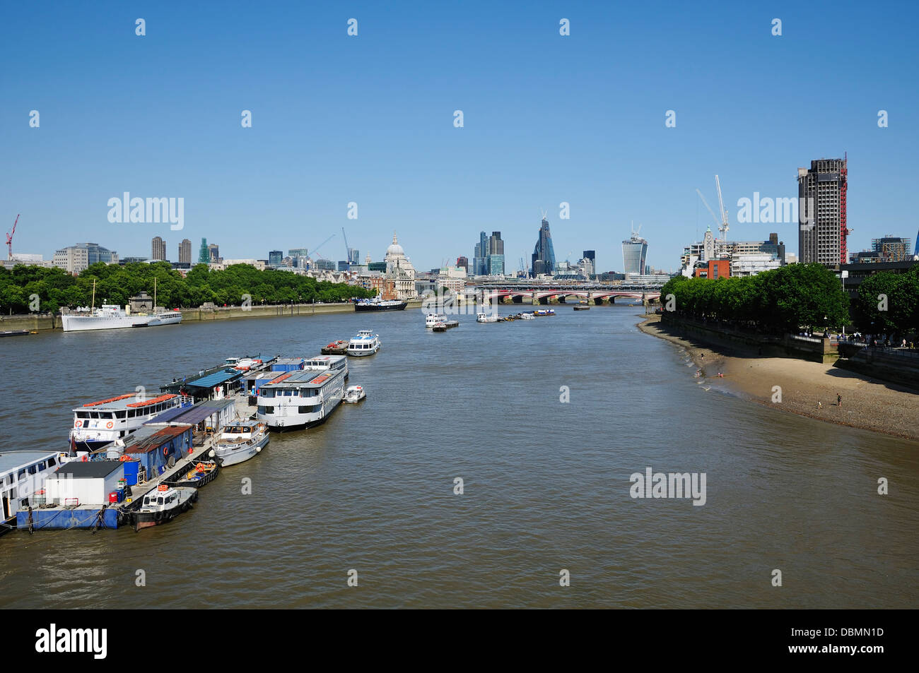 Vue panoramique sur Londres et la Tamise en été depuis le pont de Waterloo, vers l'est en direction de la ville Banque D'Images