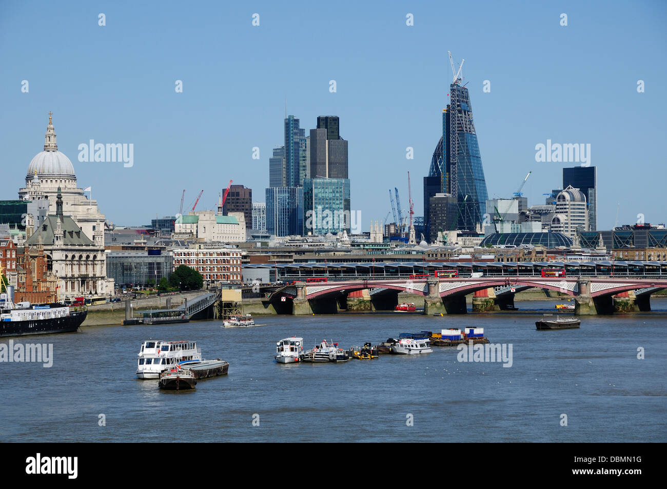 Ville de Londres en été, avec la Tamise et le pont Blackfriars, à l'est Banque D'Images