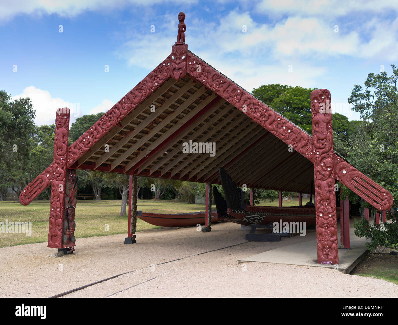 Site du Traité de Waitangi dh BAIE DES ÎLES Les Maoris de Nouvelle-Zélande voile jeter les pirogues de guerre Ngatokimatawhaorua sculpté waka taua Banque D'Images