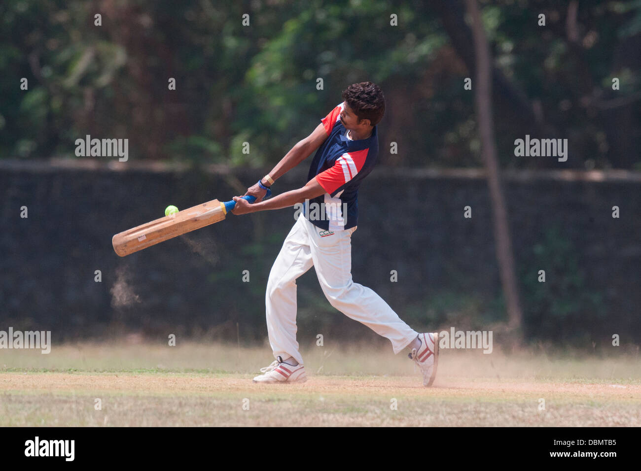 Le cricket est une religion en Inde et vous pouvez voir des gens jouer au cricket presque partout ! Ici, c'est un batteur jouant ses coups . Banque D'Images