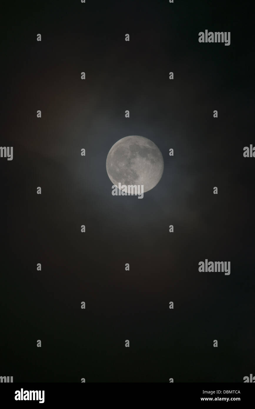 Pleine lune avec halo Banque D'Images