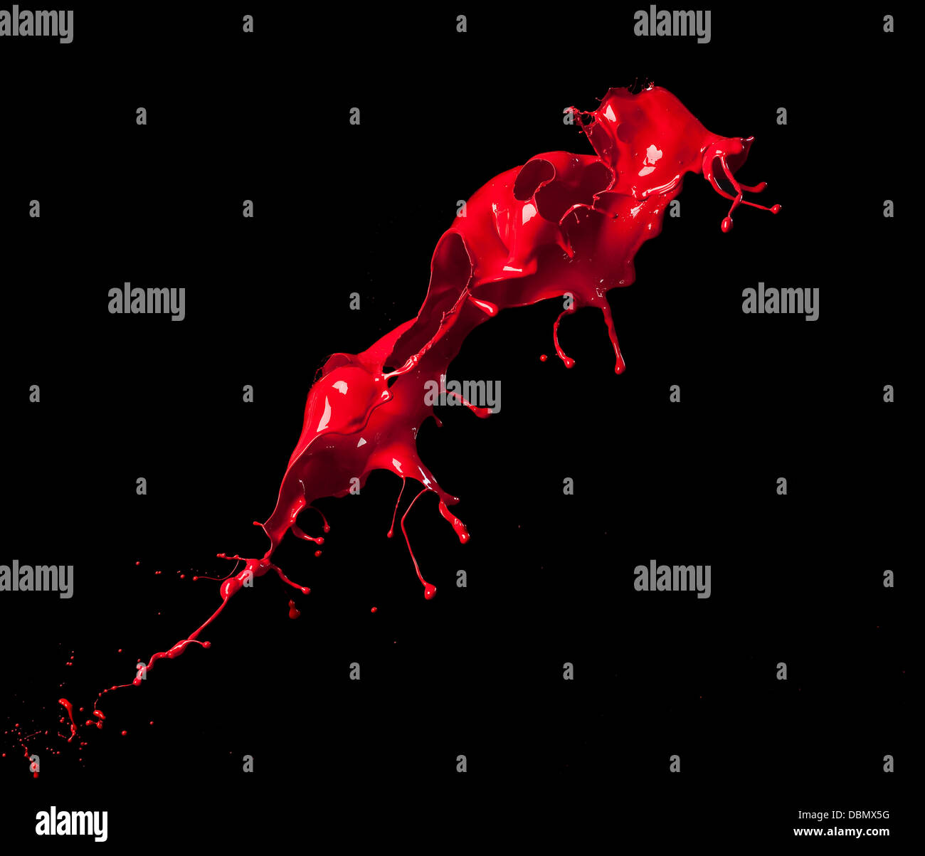 Les éclaboussures de peinture rouge isolé sur fond noir Banque D'Images