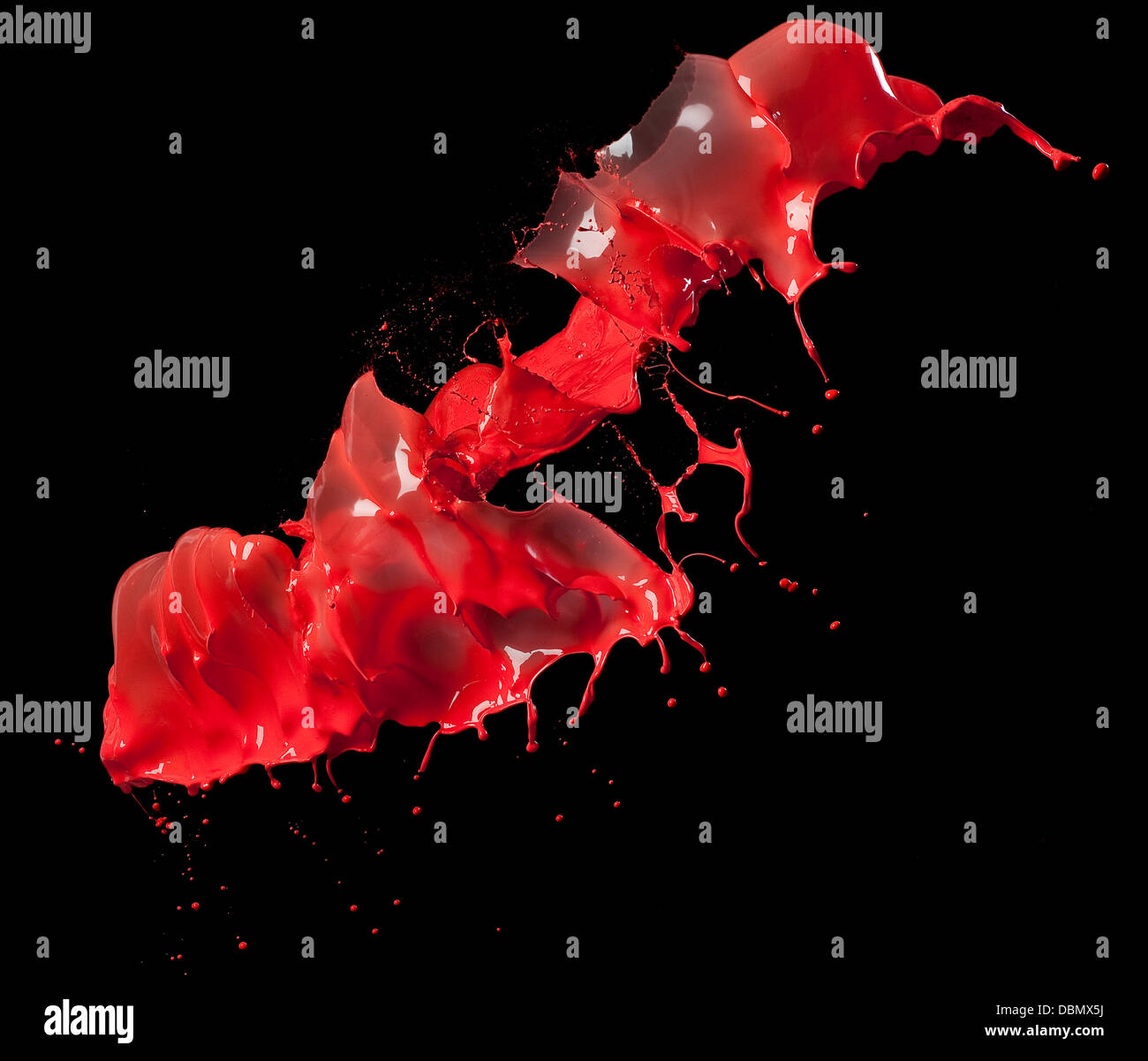Les éclaboussures de peinture rouge isolé sur fond noir Banque D'Images