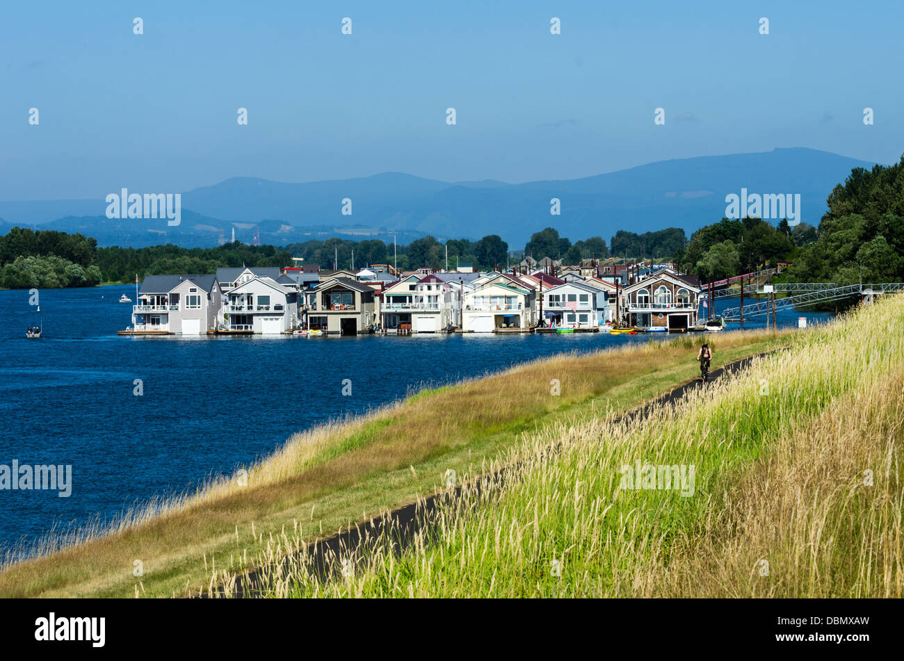 Les maisons flottantes sur le fleuve Columbia offre un autre style de vie pour beaucoup. Portland, Oregon, USA Banque D'Images