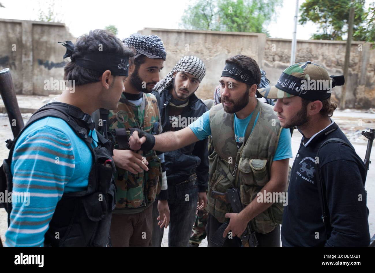 Les rebelles de l'Armée syrienne libre parole avant une mission à Alep, en Syrie. Banque D'Images