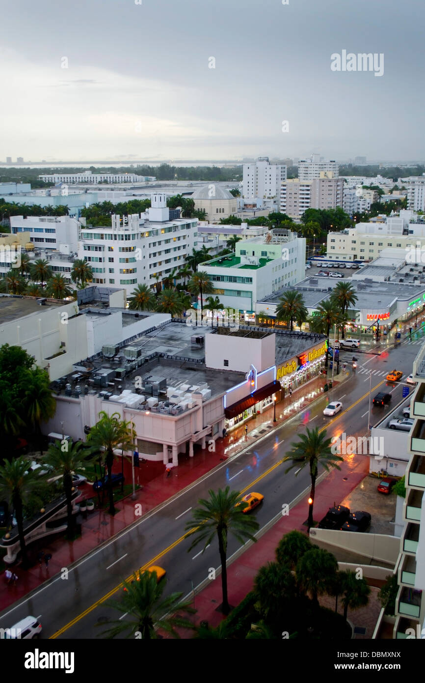 Vue de dessus de la rue et les magasins sur Collins Avenue à Miami Beach en Floride en début d'après-midi sombre. Banque D'Images