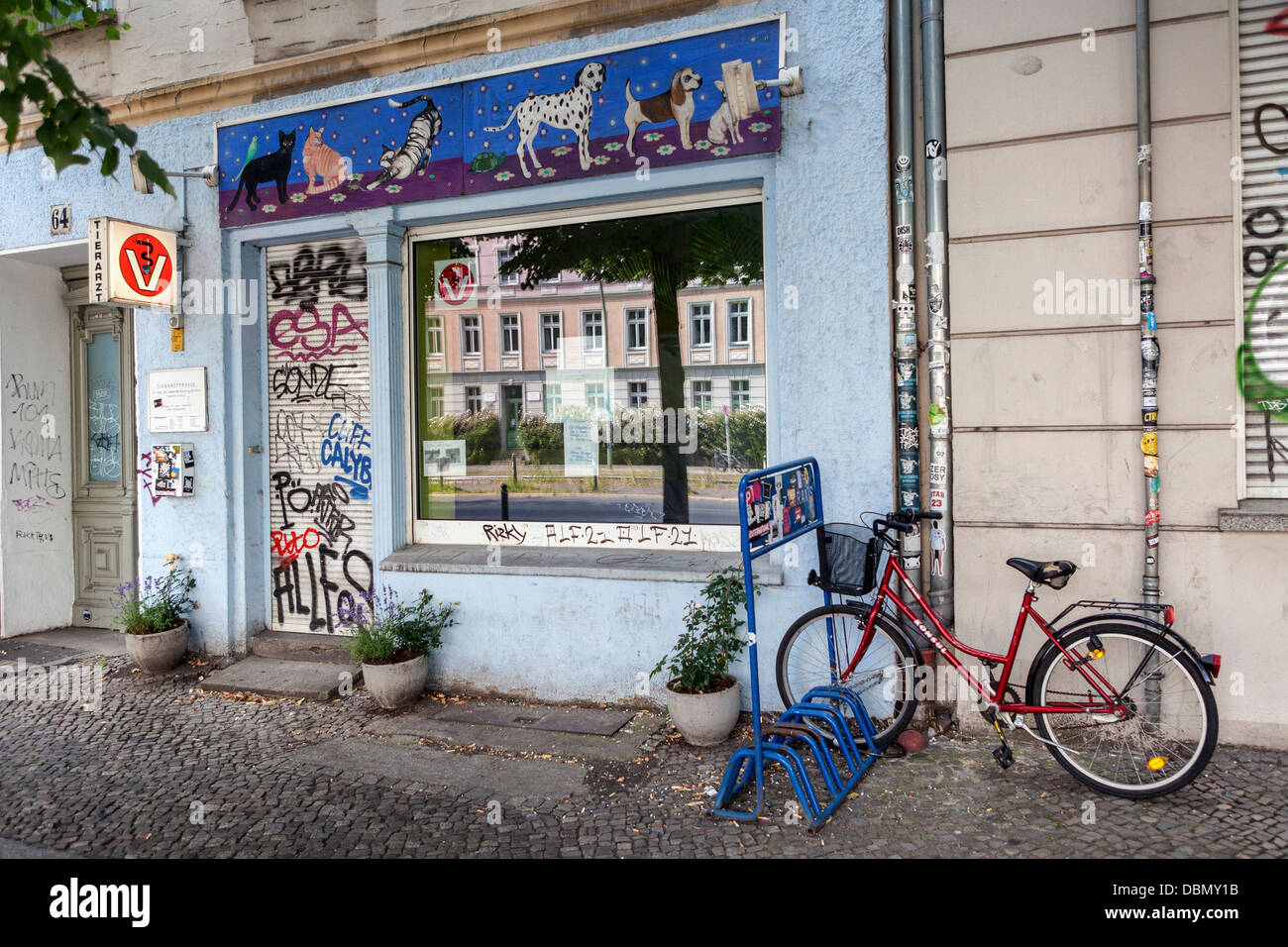Une pratique vétérinaire décorées avec des images PET n Torstarsse - Mitte, Berlin Banque D'Images