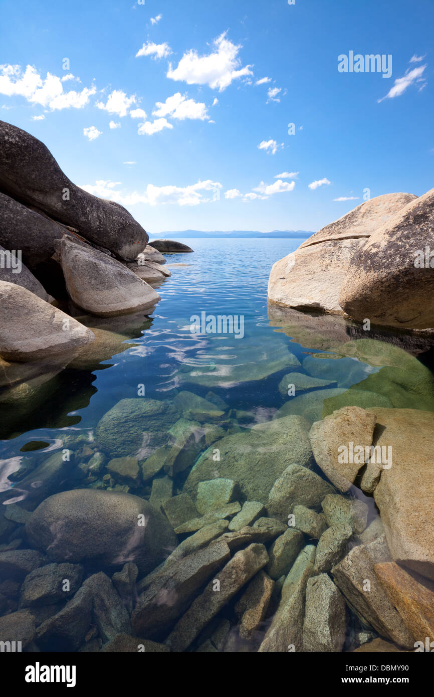 De grands rochers de granit lisse, définir un beau rivage du lac Tahoe immaculées avec claire, l'eau calme. Banque D'Images