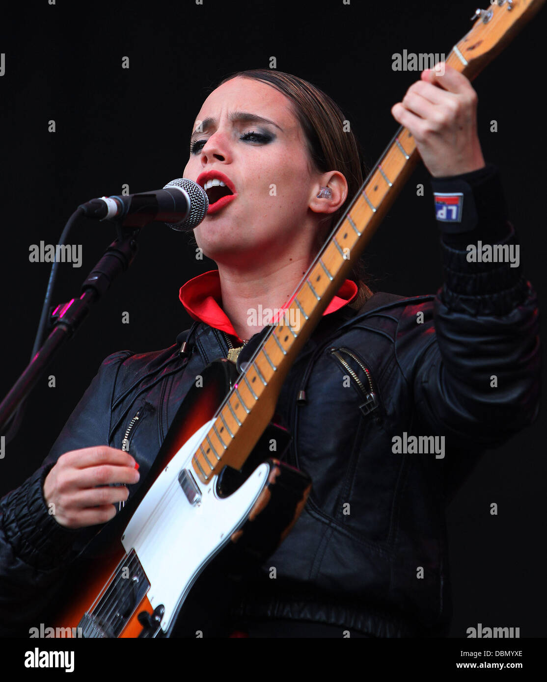 Anna Calvi l'exécution sur l'Obélisque Arena stade principal de la latitude de la Musique et Arts Festival tenu à l'Henham Estate dans Suffolk - Jour 3 Suffolk, Angleterre - 17.07.11 Banque D'Images