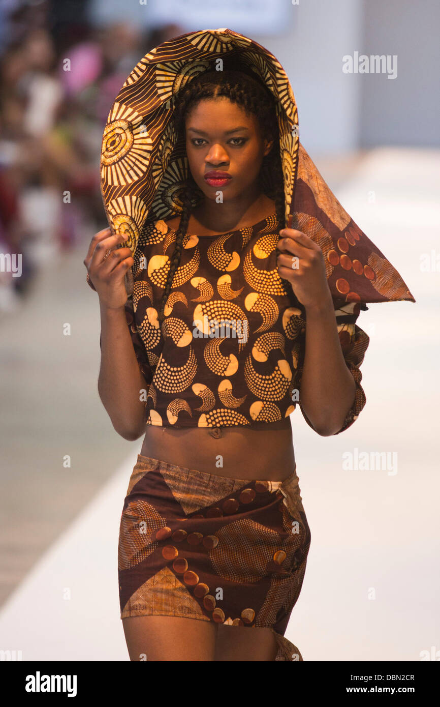 Londres, Royaume-Uni. 1 août 2013. Sur le modèle de passerelle pour designer Dame Curvez. La Fashion Week de Londres (Afrique) AFWL au défilés Truman Brewery, Londres. Photo : Alamy/CatwalkFashion Live News Banque D'Images