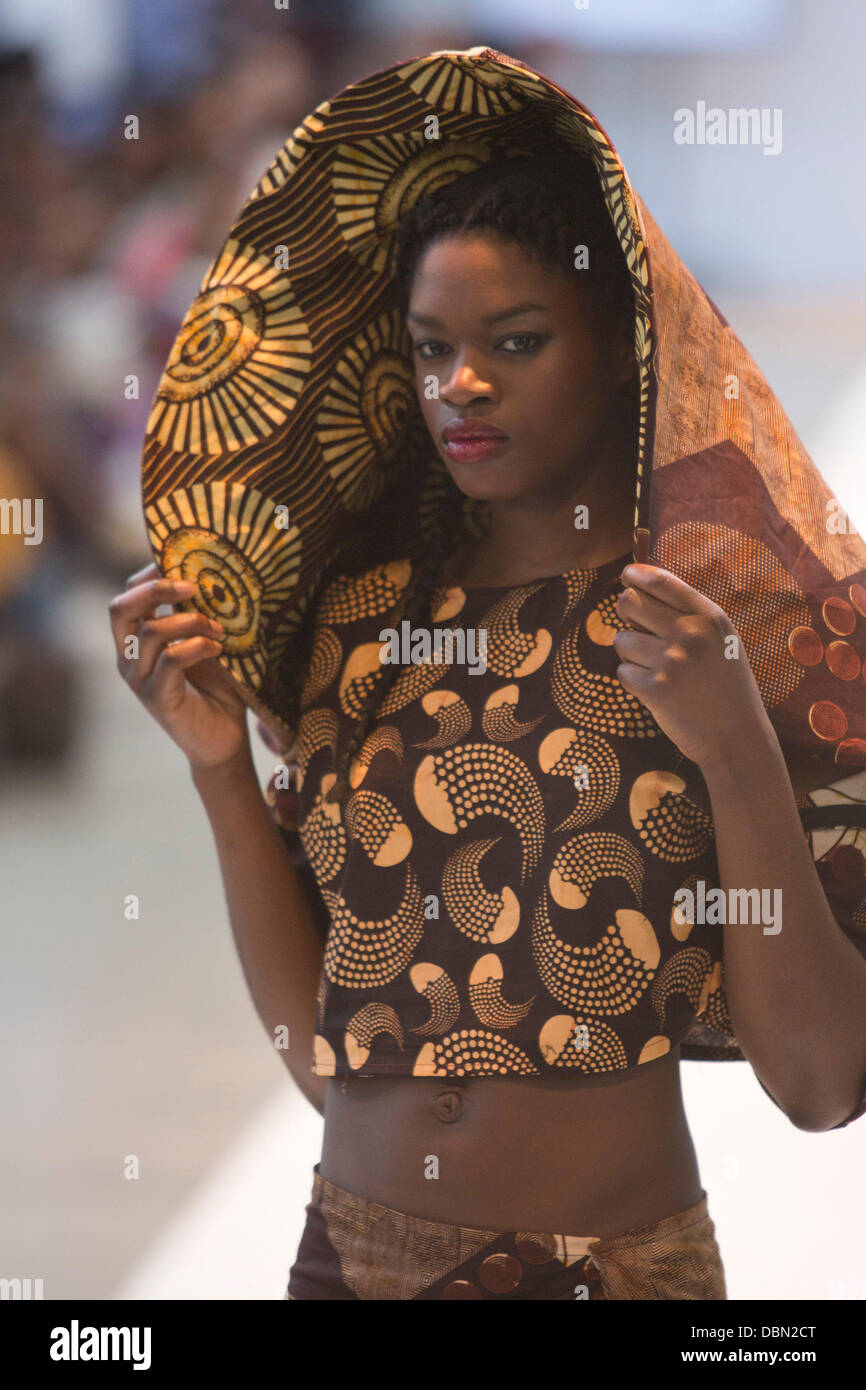Londres, Royaume-Uni. 1 août 2013. Sur le modèle de passerelle pour designer Dame Curvez. La Fashion Week de Londres (Afrique) AFWL au défilés Truman Brewery, Londres. Photo : Alamy/CatwalkFashion Live News Banque D'Images