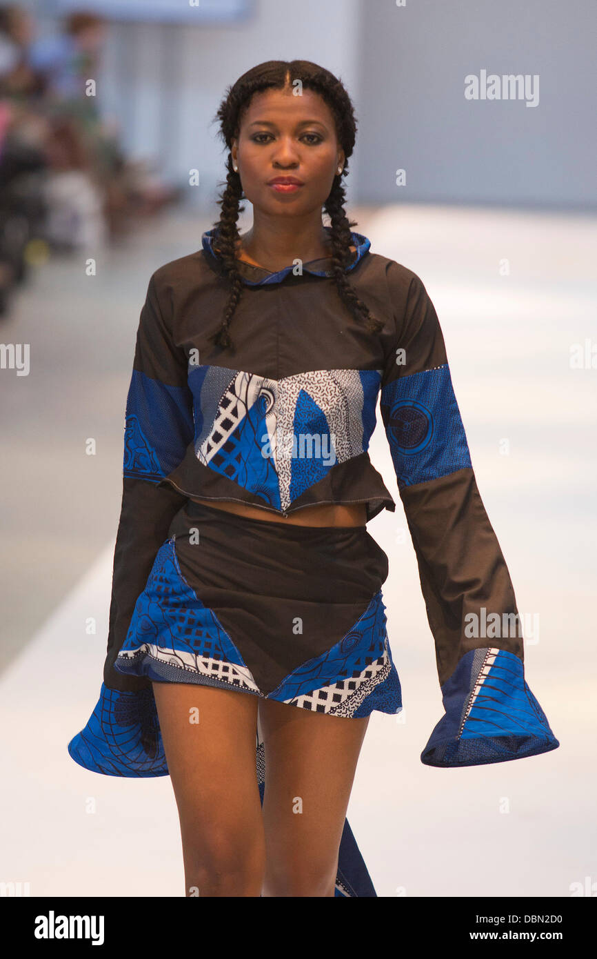 Londres, Royaume-Uni. 1 août 2013. Sur le modèle de passerelle pour designer Dame Curvez. La Fashion Week de Londres (Afrique) AFWL au défilés Truman Brewery, Londres. Photo : Alamy/CatwalkFashion Live News Banque D'Images