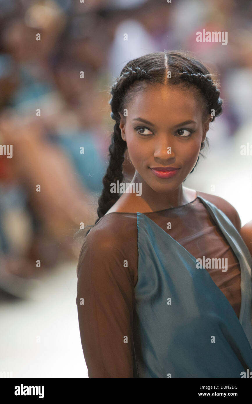 Londres, Royaume-Uni. 1 août 2013. Sur le modèle de passerelle pour designer Ferona. La Fashion Week de Londres (Afrique) AFWL au défilés Truman Brewery, Londres. Photo : Alamy/CatwalkFashion Live News Banque D'Images
