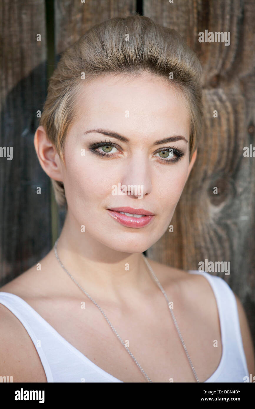 Jeune femme aux cheveux blonds, portrait, Munich, Bavière, Allemagne Photo  Stock - Alamy