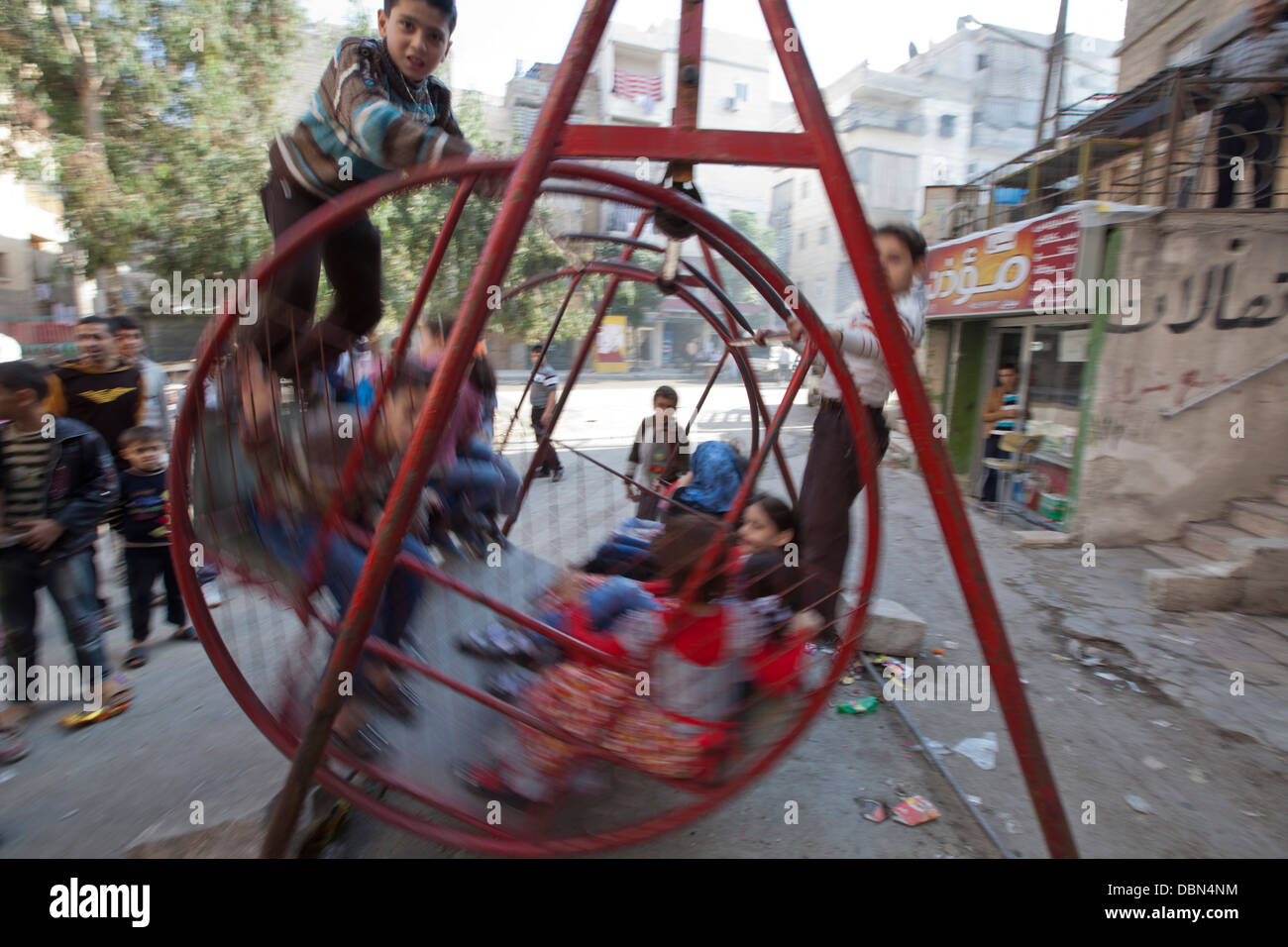 29 octobre 2012 - Alep, Syrie : les enfants jouent sur des balançoires sur le dernier jour de l'Eid Al Hada maison de vacances. Banque D'Images