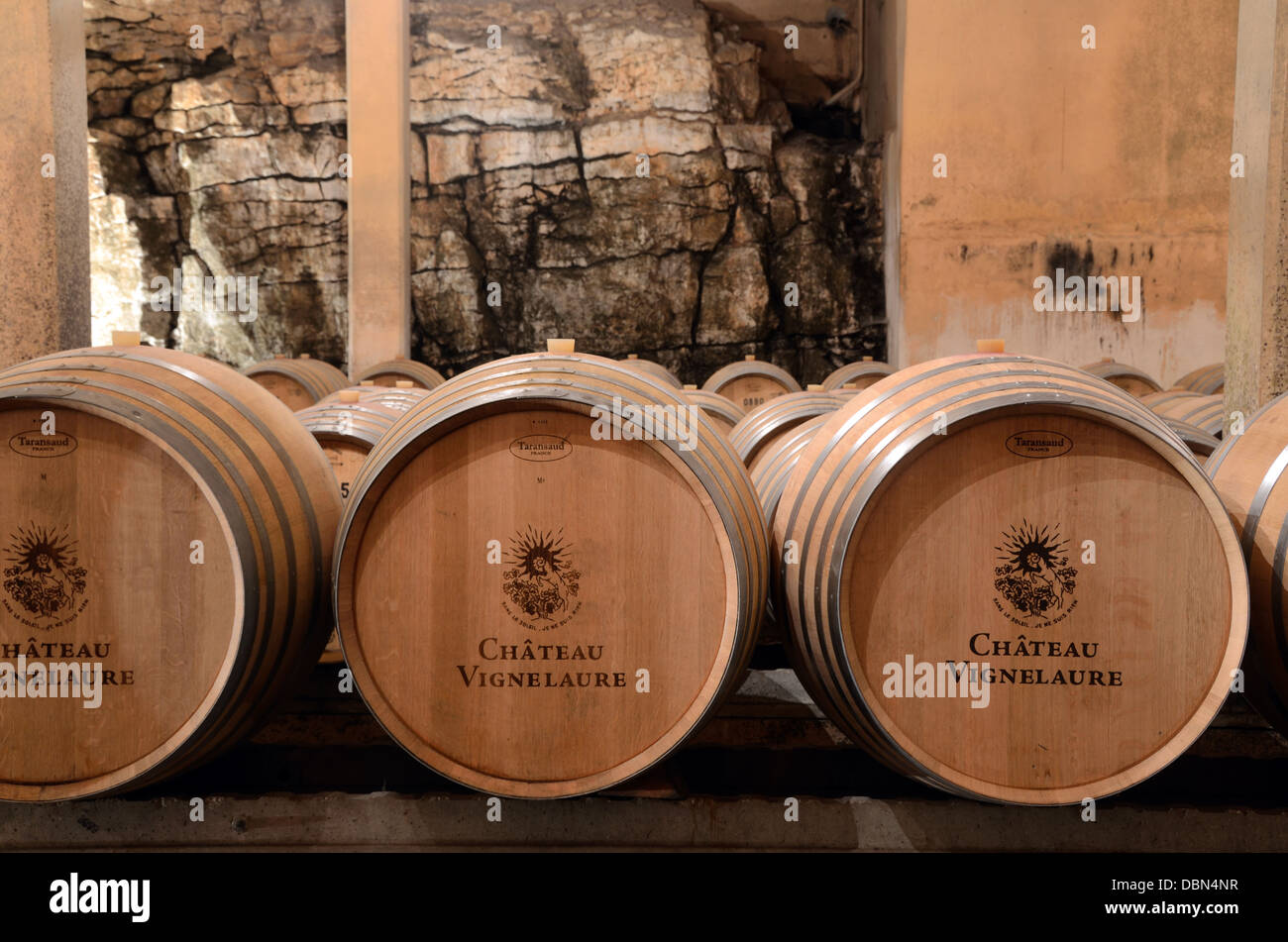 Des tonneaux de vin en bois en cave de Château Vignelaure Winery ou Wine Estate Rians Var Provence Banque D'Images
