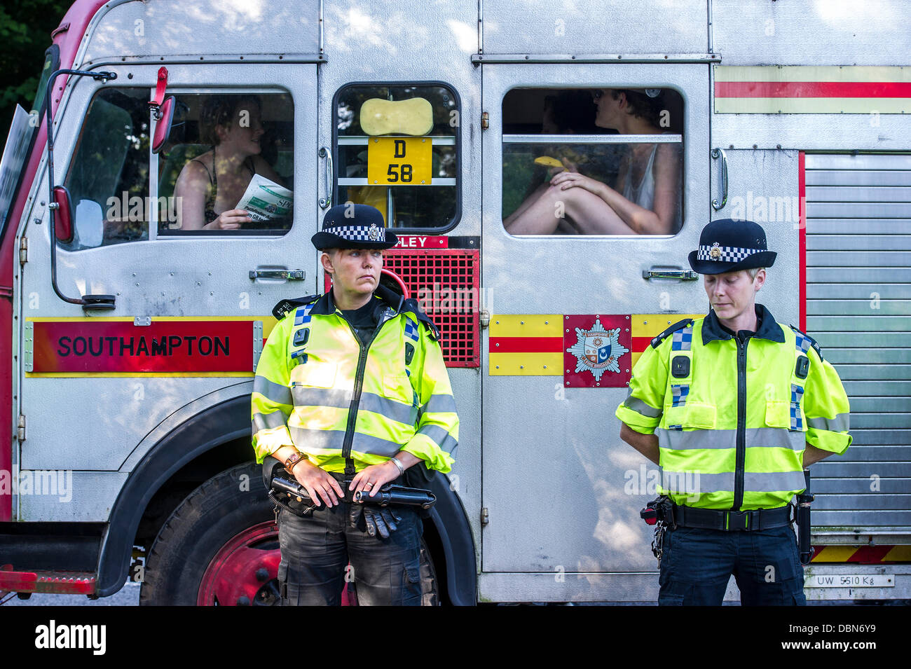 Balcombe, West Sussex, UK. 1er août 2013. La porte est bloquée tôt ce matin par un vieux moteur à feu puis désactivé par la fracturation des combattants. ils sont un groupe de manifestants et de l'environnement : Tamsin Omond. Les manifestants de fracturation continuent leur blocus de la cuadrilla de forage d'essai près de Balcombe, West Sussex, UK. 01 août 2013. Crédit : Guy Bell/Alamy Live News Banque D'Images