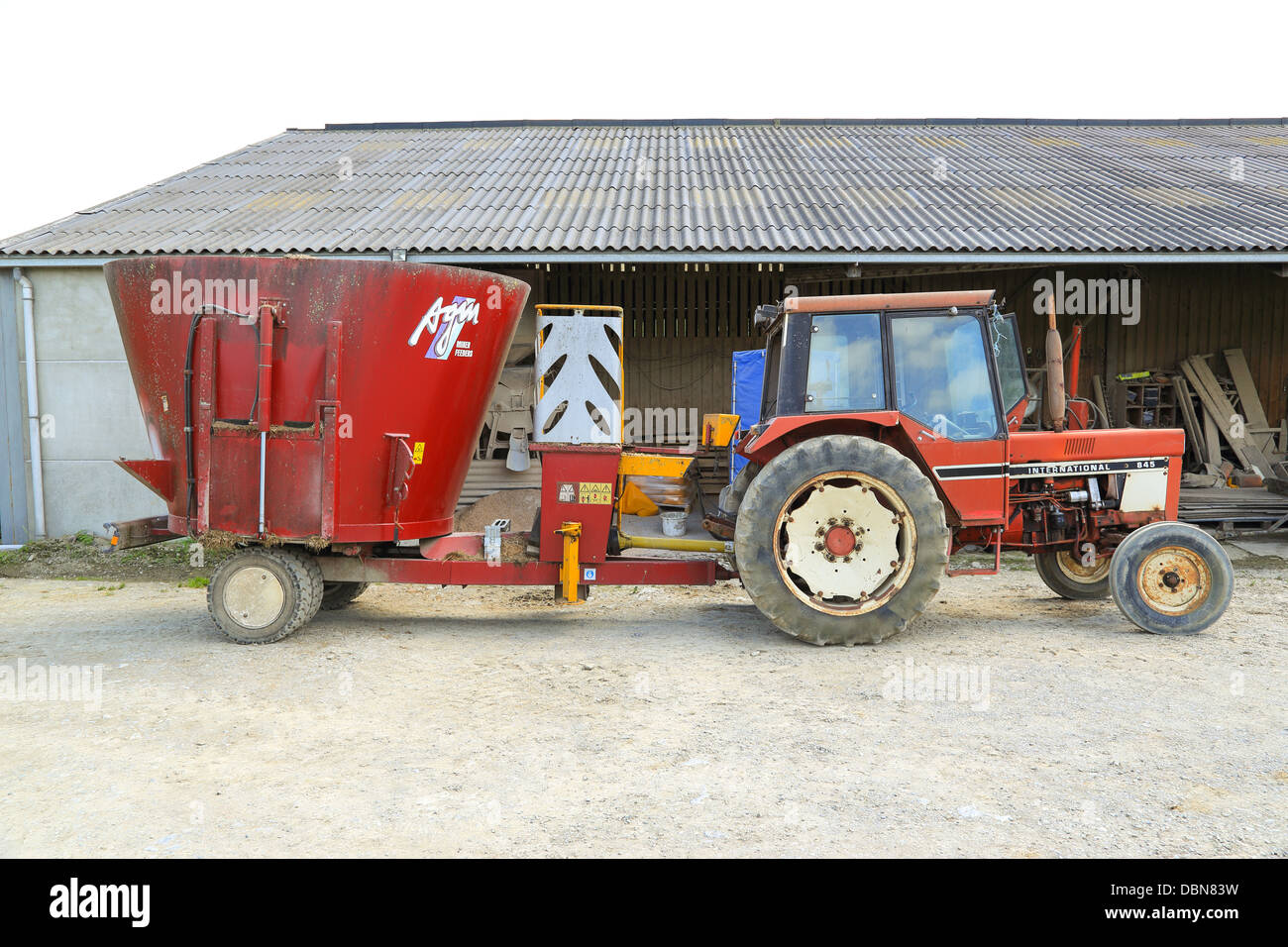 Tracteur tractant une remorque dans une ferme Banque D'Images