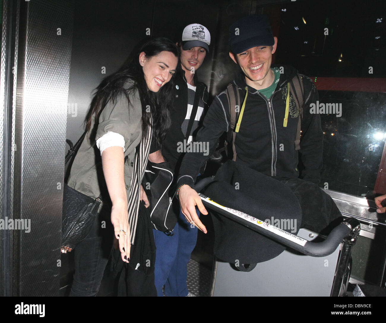 Katie McGrath, Bradley James et Colin Morgan les étoiles de la célèbre émission de télévision BBC 'Merlin' arrivent à LAX sur un vol en provenance de Londres Heathrow auquel a été retardé de plus de 4 heures à partir de son heure d'arrivée prévue. Los Angeles, Californie - 24.07.11 Banque D'Images