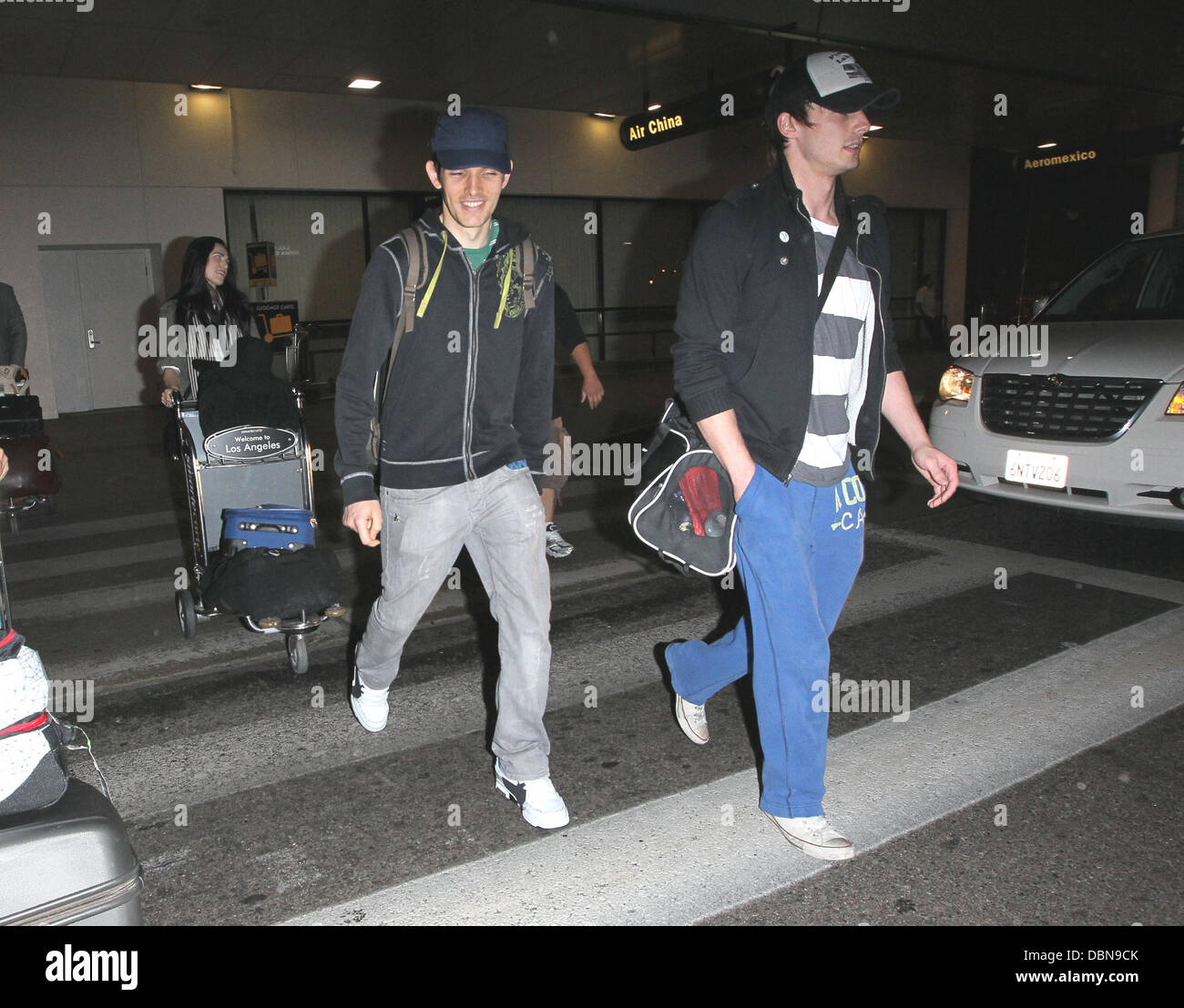 Katie McGrath, Colin Morgan et Bradley James Les étoiles de la célèbre émission de télévision BBC 'Merlin' arrivent à LAX sur un vol en provenance de Londres Heathrow auquel a été retardé de plus de 4 heures à partir de son heure d'arrivée prévue. Los Angeles, Californie - 24.07. Banque D'Images