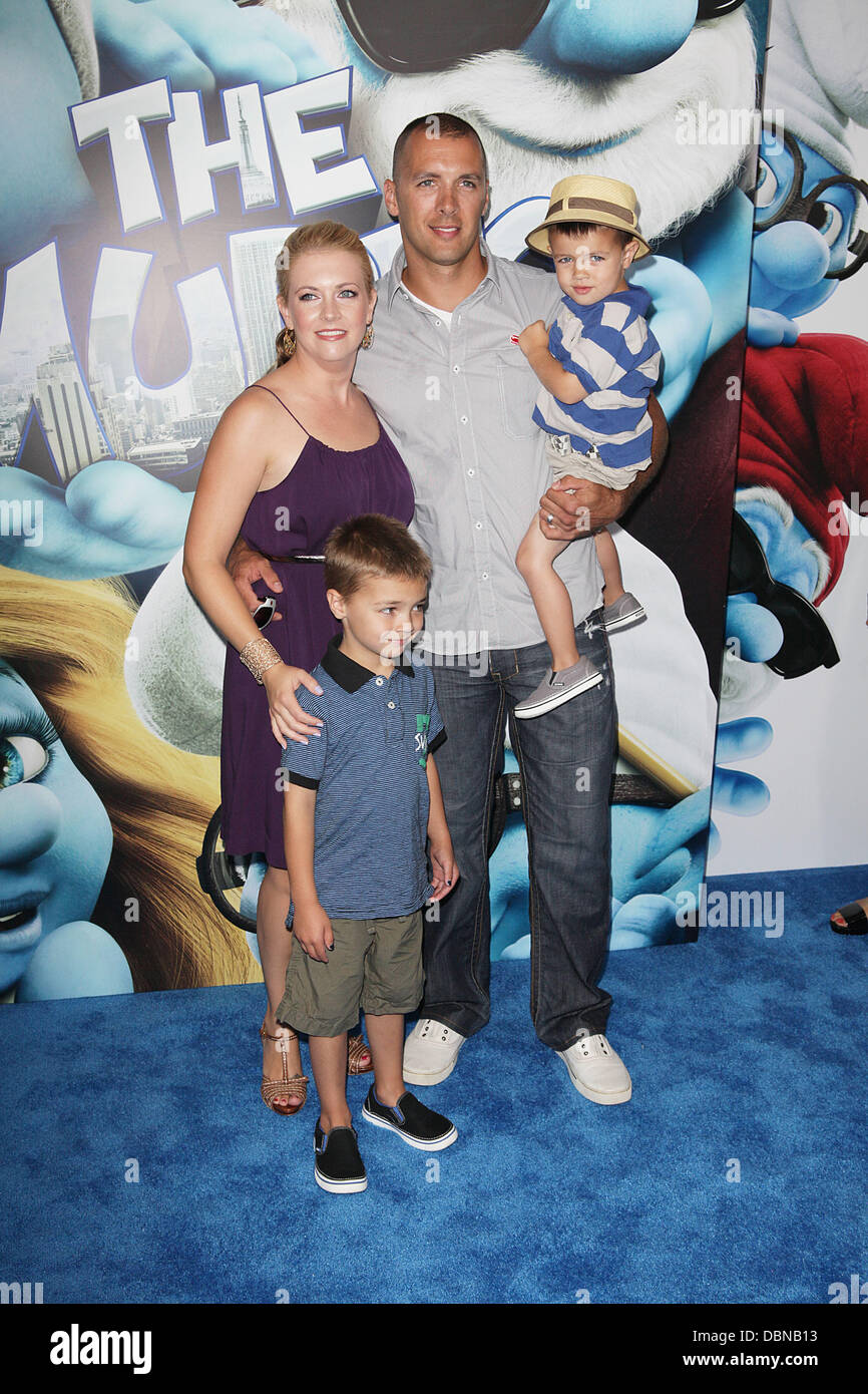Mark Wilkerson et Melissa Joan Hart posent avec leur fils Mason