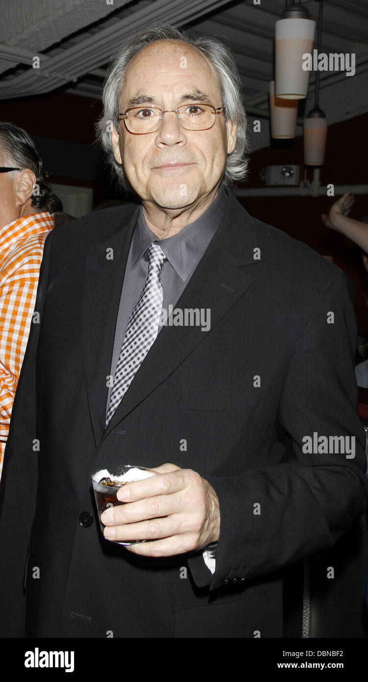 Robert Klein après la soirée d'ouverture de la partie de la production de Broadway "le cordonnier" au théâtre d'Acorn. La ville de New York, USA - 24.07.11 Banque D'Images