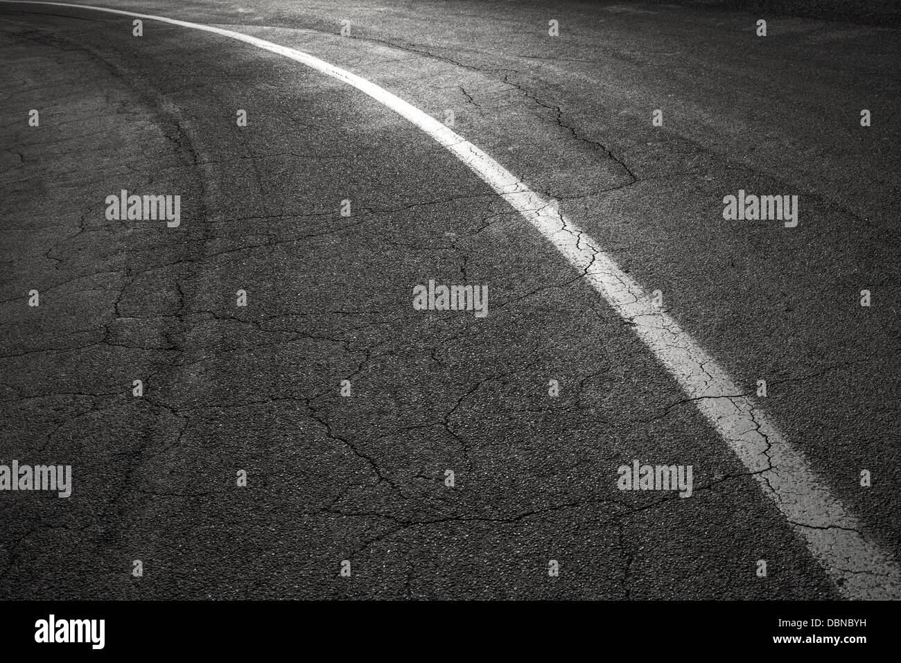 Résumé transport photo arrière-plan. En ce qui concerne la route d'asphalte avec ligne de démarcation blanc Banque D'Images