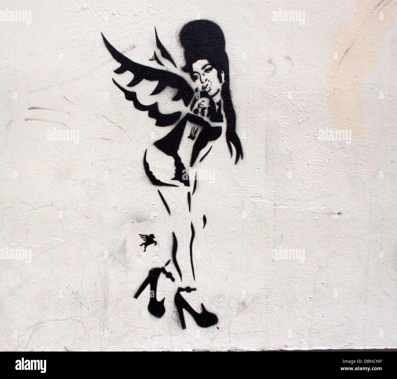 Une pièce d'art inspiré Banksy a comparu à Camden en hommage à Amy Winehouse après sa mort le samedi (23JUILLET11). L'illustration montre le retour à l'étoile noire d'ailes d'ange de roulement complet avec son bras tatouage. Winehouse a été un résident local à C Banque D'Images