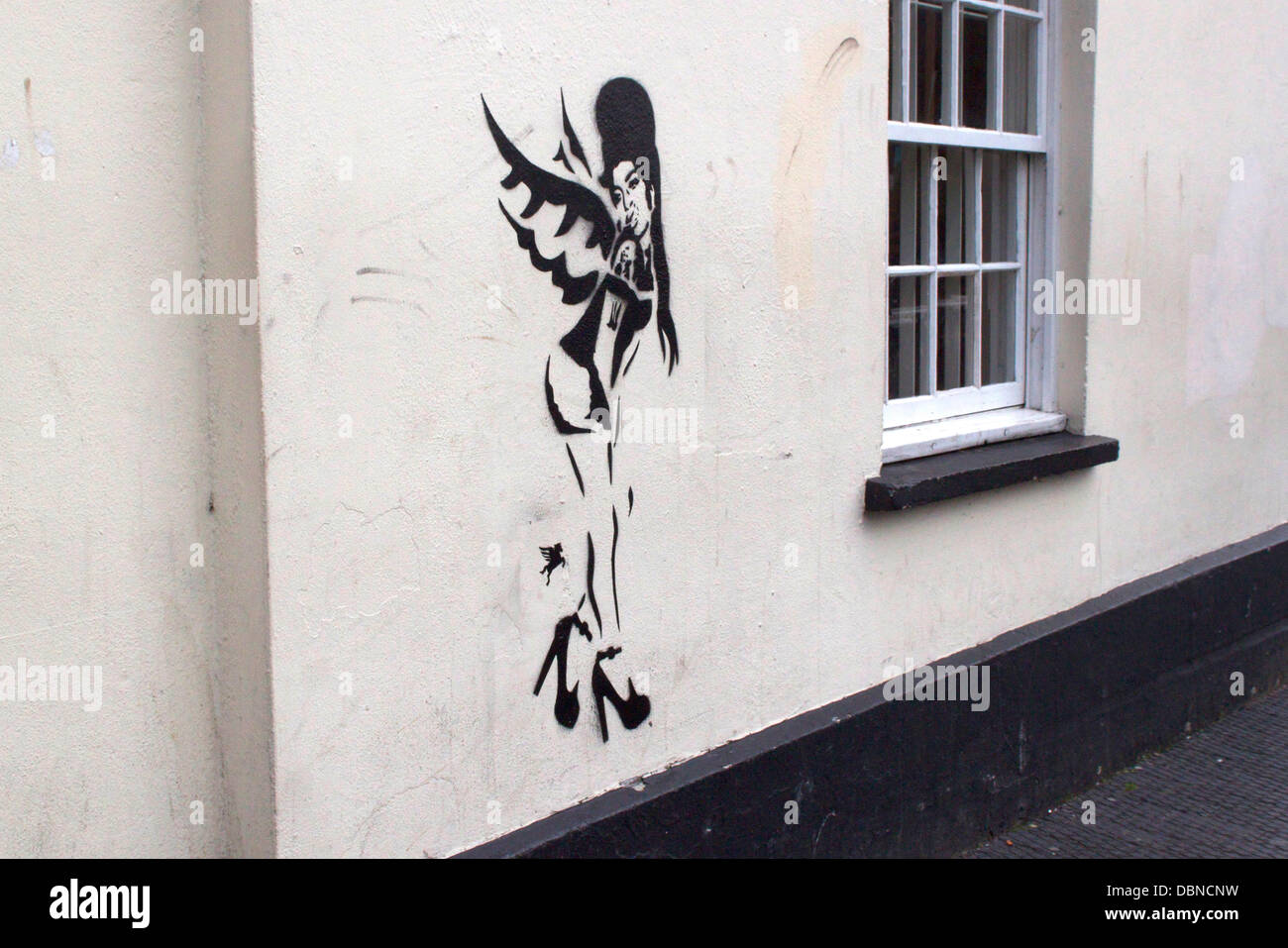 Une pièce d'art inspiré Banksy a comparu à Camden en hommage à Amy Winehouse après sa mort le samedi (23JUILLET11). L'illustration montre le retour à l'étoile noire d'ailes d'ange de roulement complet avec son bras tatouage. Winehouse a été un résident local à C Banque D'Images