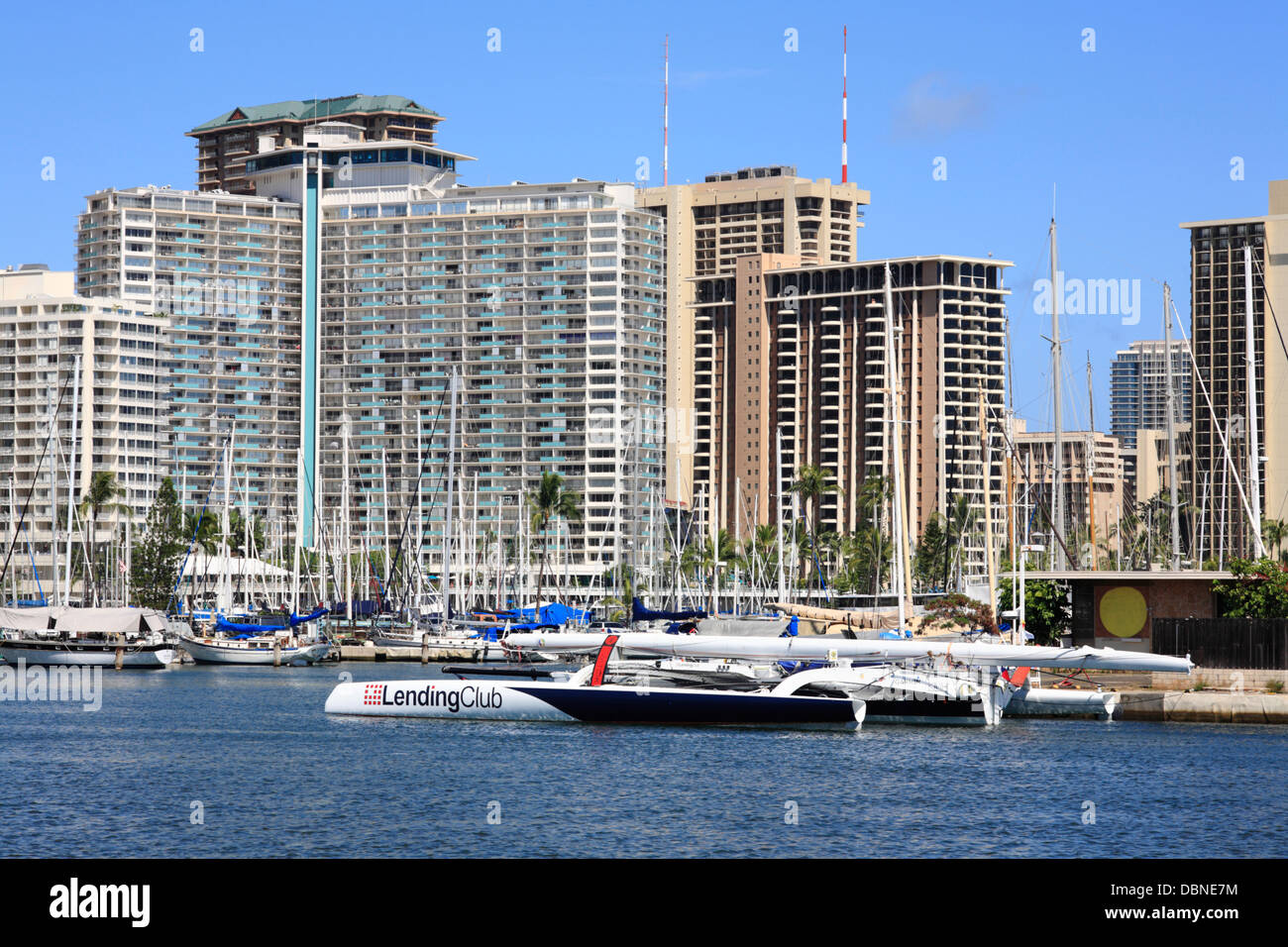 HONOLULU, Hawaï, le 30 juillet, 2013. Une vue sur Waikiki hôtels et de l'Ala Wai Yacht Harbour, Waikiki, Honolulu, Oahu, Hawaii. Banque D'Images